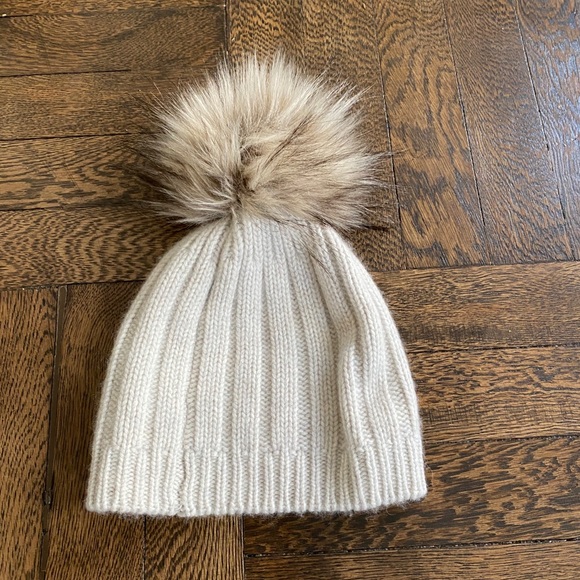 Aritzia Other - Cashmere hat with fur pompon